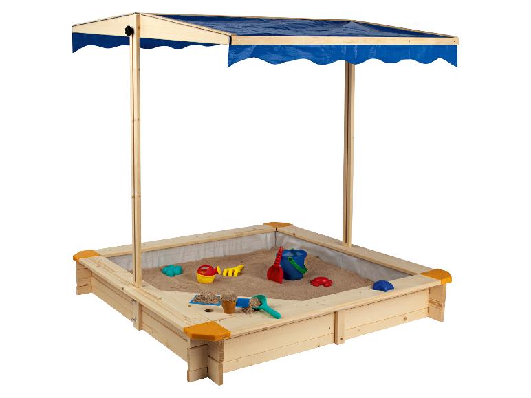 Een houten zandbak met een blauwe luifel.